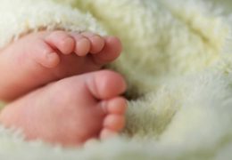 Smaller_newborn-baby-feet-in-a-fluffy-blanket
